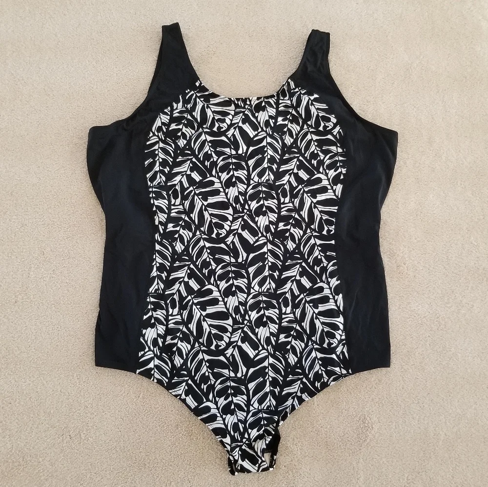 NWT Juno Active Black And White One Piece Leaf Print Swimsuit Size 6XL (38/40)